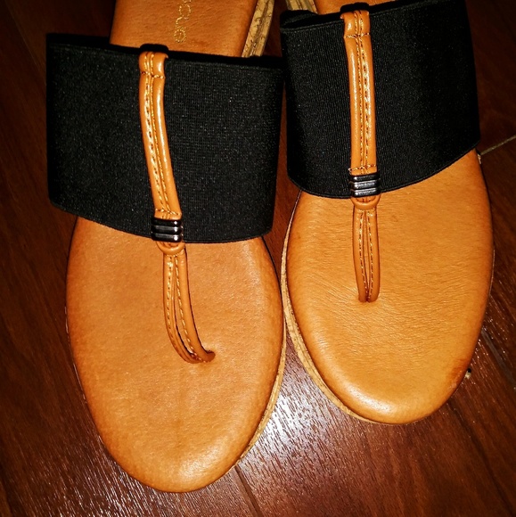 Andre Assous 'Noa' Slide Wedge - Picture 2 of 7